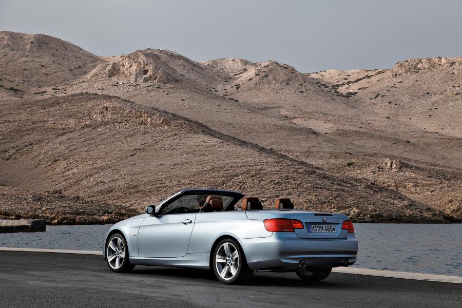  BMW 3-Series Convertible 2010 года  (фото 19 из 27)